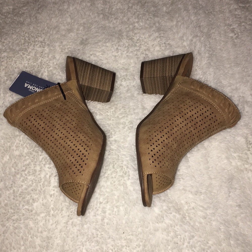 Sandals - Picture 2 of 8